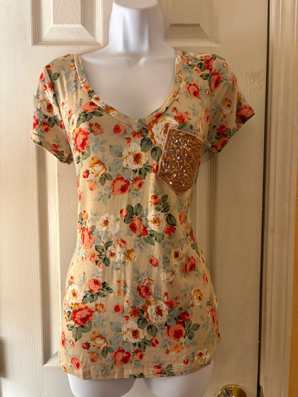 Sequin Pocket Floral V-Neck Short Sleeve Tee - Beige/Coral